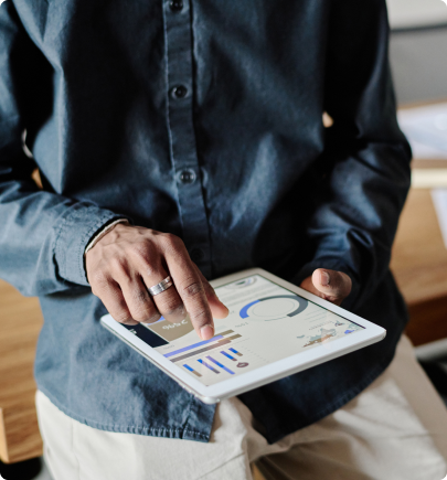 Image d'un expert-comptable en train de réfléchir devant des diagrammes sur sa tablette