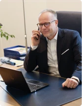Image d'un expert-comptable en train de réfléchir devant son ordinateur