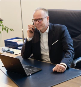 Image d'un expert-comptable en train de réfléchir devant son ordinateur