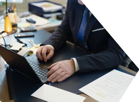 image d'un expert-comptable présentant des données sur un écran, lors d'un réunion avec d'autres expert-comptable