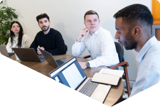 éunion d'équipe chez Exagone avec des collaborateurs échangeant autour d'un projet, illustrant l'esprit de collaboration et d'innovation au sein de l'entreprise.