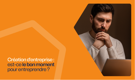 Homme pensif devant un ordinateur se demandant si c’est le bon moment pour entreprendre