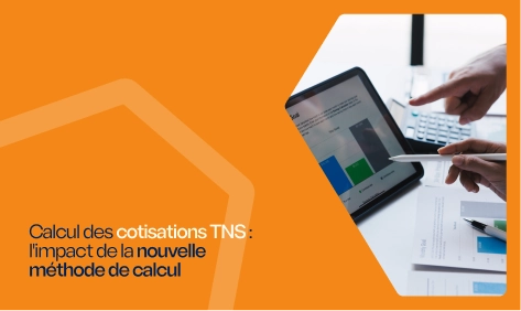 Illustration du calcul des cotisations TNS 2026 avec une tablette affichant des graphiques financiers.