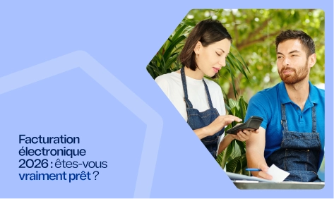 Deux professionnels consultent un terminal de paiement pour préparer la facturation électronique 2026.