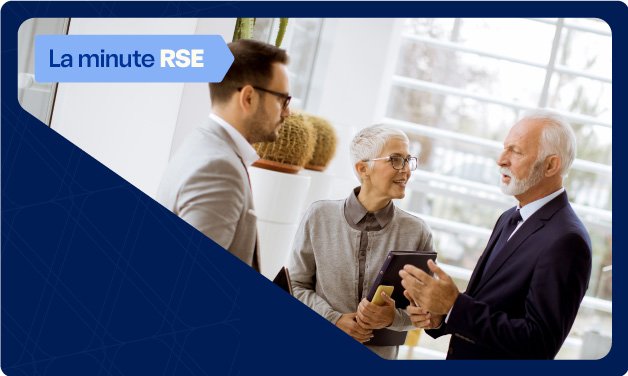 Discussion entre professionnels dans un bureau, illustrant un échange sur la stratégie RSE et le bilan carbone en entreprise.
