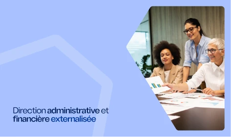 Trois professionnelles en réunion analysant des tableaux financiers, illustrant la direction administrative et financière externalisée.